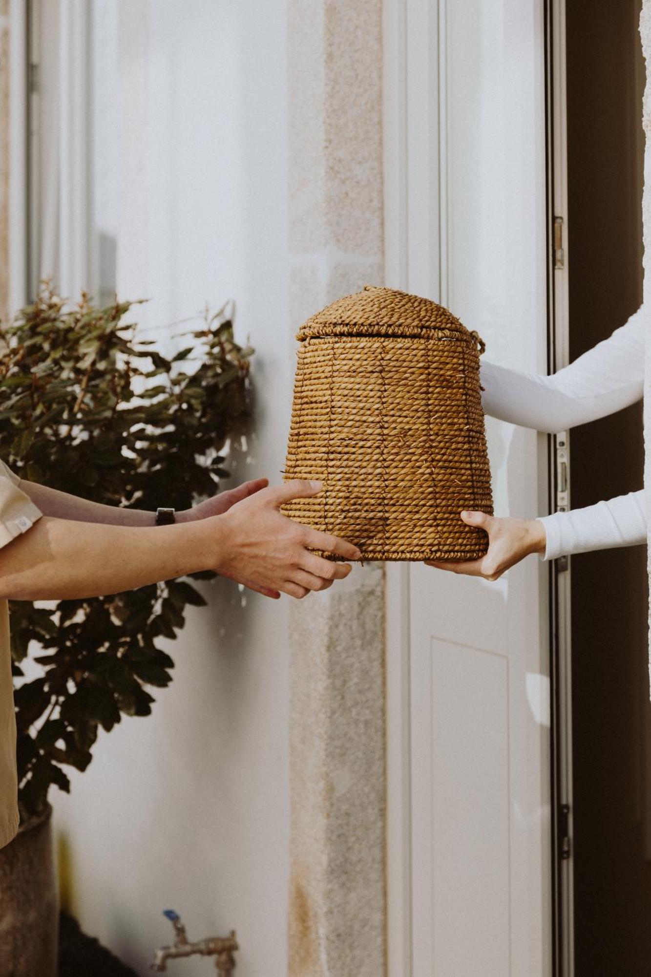 Village Aparthotel By Boa OOporto Exterior foto A beekeeper delivers a package of honey to a customer